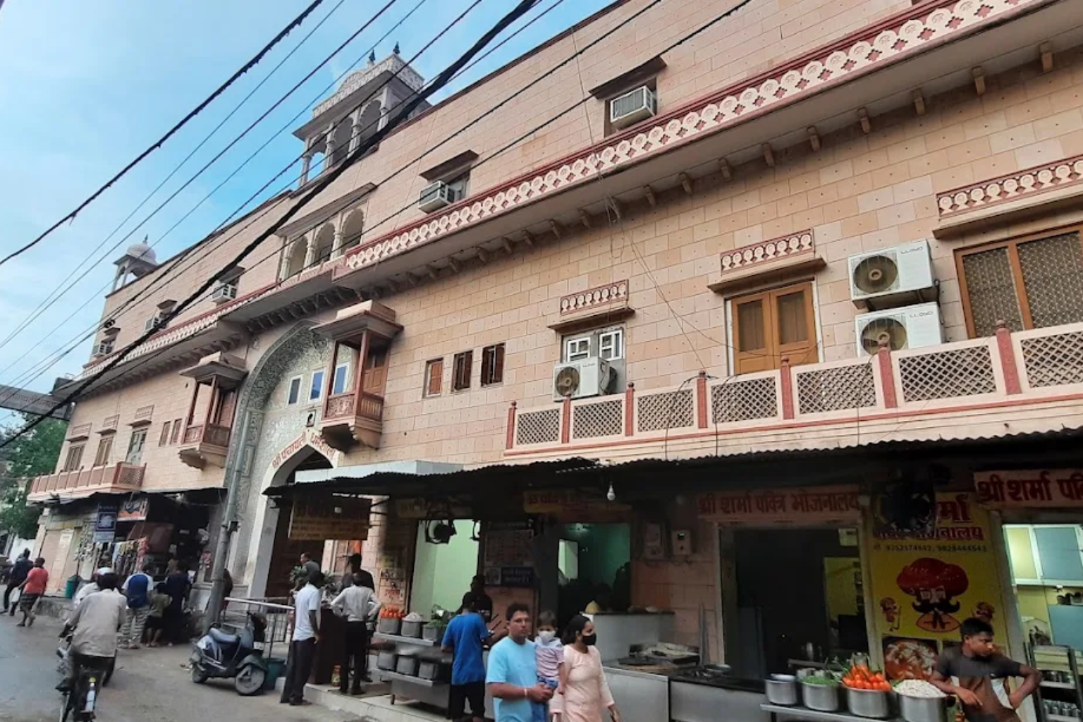 Comfortable room at Shri Panchayati Dharamshala in Jaipur
